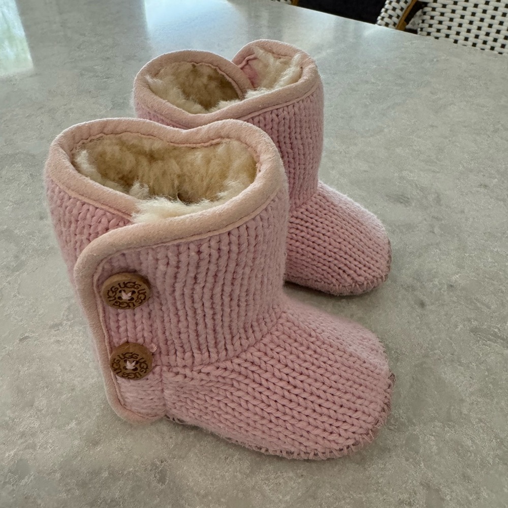 Baby Pink Ugg boots. Size 0/1, fur lined. GUC. Velcro sides. Ugg accent buttons